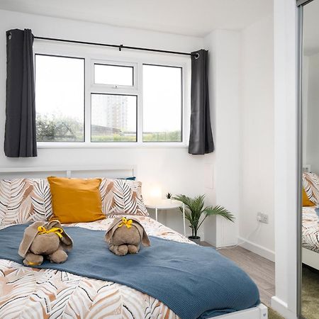 Modern 4 Bed House-Free Parking Apartment Burton  Exterior photo