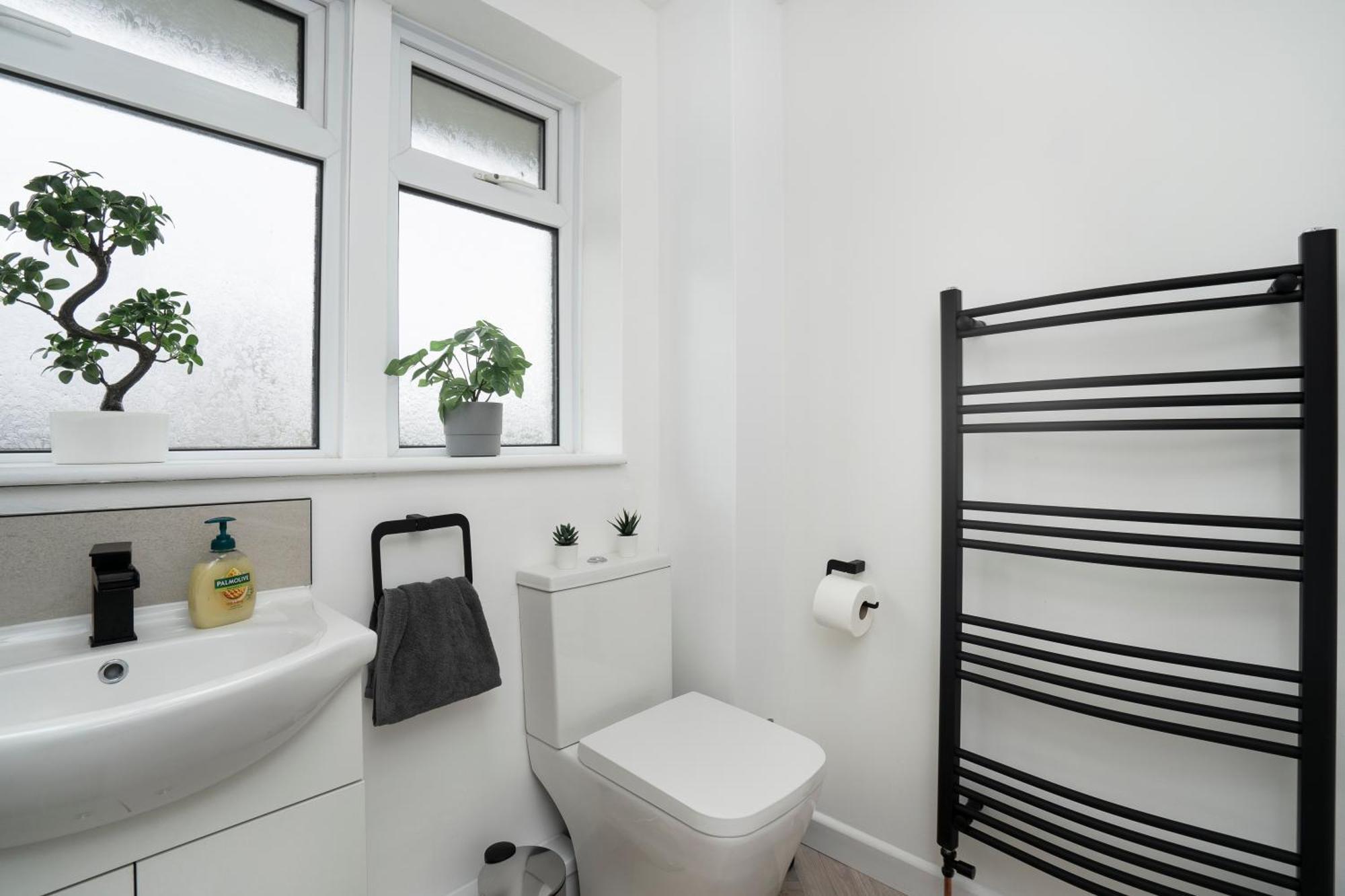 Modern 4 Bed House-Free Parking Apartment Burton  Exterior photo