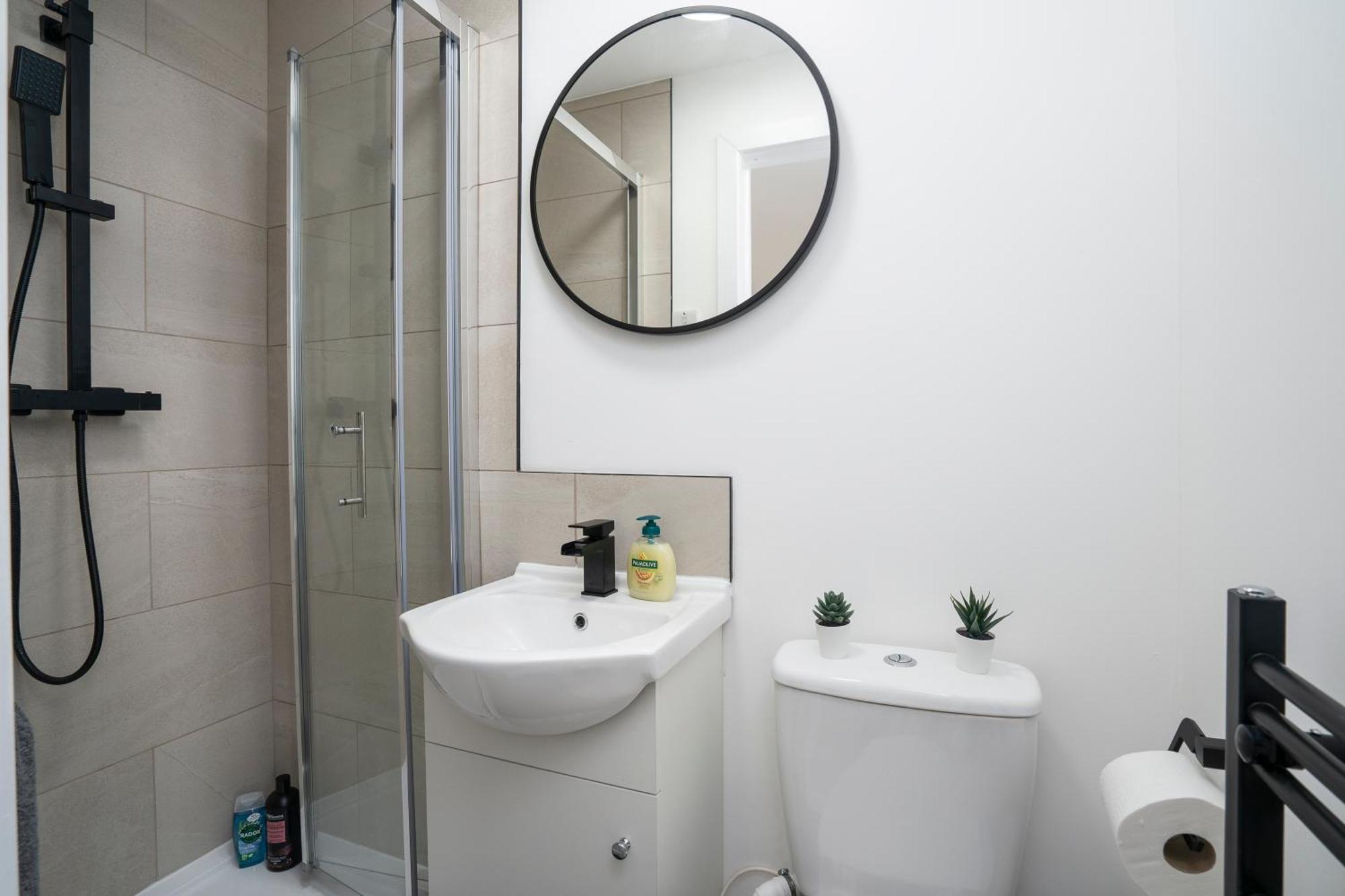 Modern 4 Bed House-Free Parking Apartment Burton  Exterior photo