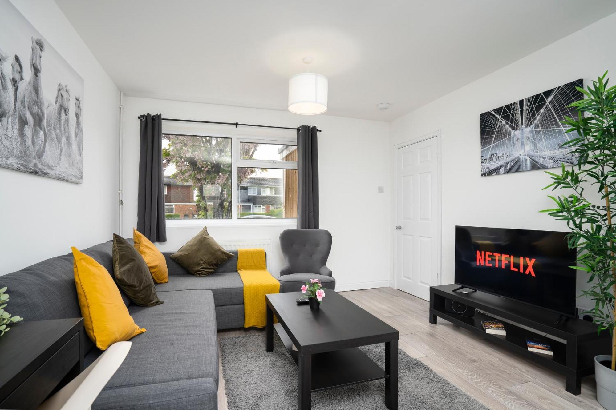 Modern 4 Bed House-Free Parking Apartment Burton  Exterior photo