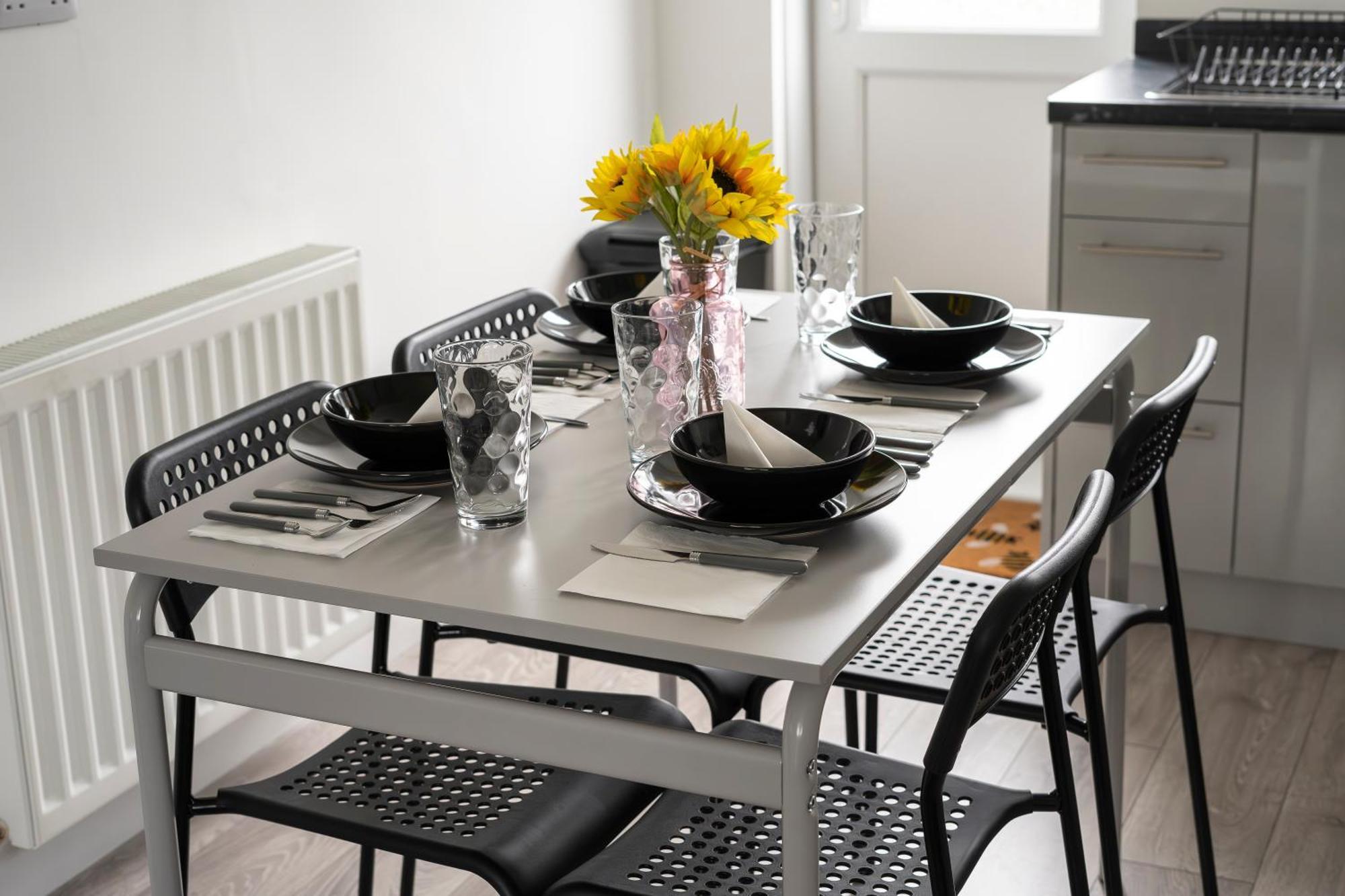 Modern 4 Bed House-Free Parking Apartment Burton  Exterior photo