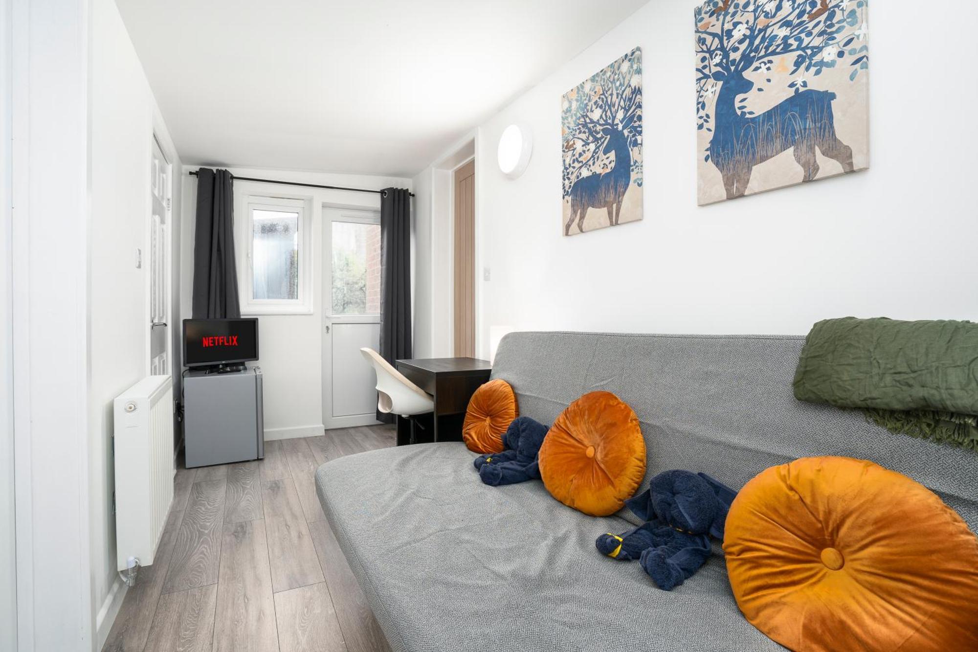 Modern 4 Bed House-Free Parking Apartment Burton  Exterior photo